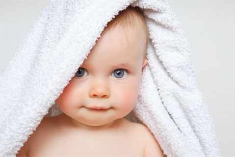 初乳很黄是不是不干净不可以喝？母乳怎么喂养大连捐卵宝宝？